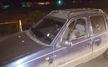 El carro quedó con varios impactos de bala tras el ataque del que fue víctima Juan Diego Rey Fernández, en el barrio Lomitas. Cristian Herrera