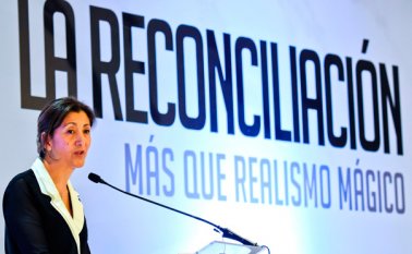 Ingrid Betancourt participó en el foro en Bogotá ‘La reconciliación más que realismo mágico’. AFP