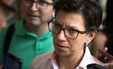 Claudia López habló ante un grupo de estudiantes y docentes de la Universidad de Pamplona en la Biblioteca Pública Julio Pérez Ferrero. Juan Pablo Bayona