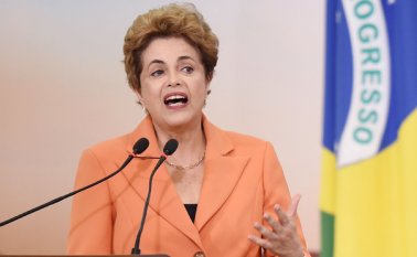 La decisión la suspendería transitoriamente de su mandato. AFP