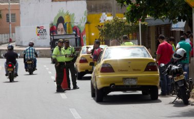 Diariamente la policía realiza operativos de inspección en los calles aledañas al Canal Bogotá para atacar la inseguridad en Cundinamarca y brindarles un mejor ambiente a la comunidad. Alfredo Estévez