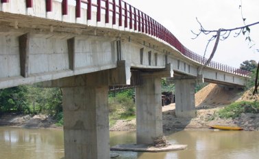 Desde el puente que atraviesa el afluente se divisa la inmensidad del llano de Puerto León. Mario Caicedo