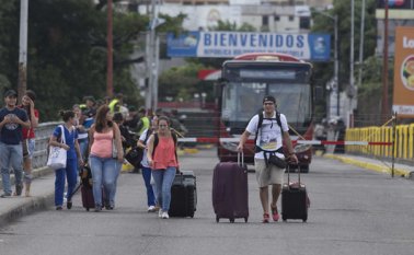 Desde agosto de 2015, por orden del presidente venezolano, Nicolás Maduro, se mantienen cerrados los pasos fronterizos con Colombia. Archivo