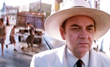 El director chileno Manuel Basoalto también llevó al cine en su primer largometraje de ficción ‘Neruda’, la época de la clandestinidad del poeta y su huida a Argentina, aunque pasó sin pena ni gloria. Internet