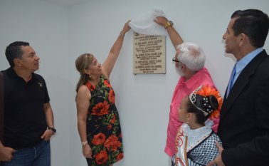 La alcaldesa de Ocaña, Miriam Prado Carrascal, fue la encargada de develar la placa, ubicada en la entrada del Centro de Víctimas. Javier Saravia
