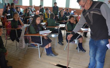 El piso de madera del segundo piso del colegio Gabriela Mistral tiene huecos y los menores estudian con el temor a caerse. Del hecho tiene conocimiento la Alcaldía de Pamplona y no hay soluciones. Roberto Ospino