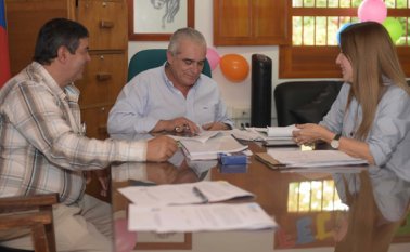 El director (al centro) Edgar Antonio Sánchez Ortiz, posesionó a los nuevos decanos Martha Milena Peñaranda y Daniel Antonio Hernández. Javier Saravia