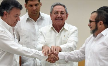 Juan Manuel Santos le da la mano a Timochenko el pasado 29 de septiembre del 2015. Archivo