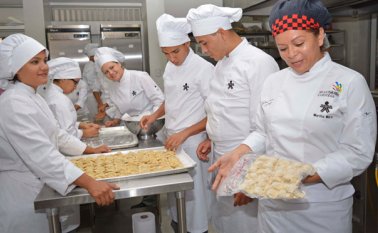 Estudiantes del Sena fabrican los tradicionales pasteles de garbanzo, apetecidos en las presentaciones culinarias a nivel internacional, como el World Skill. Edinsson Figueroa