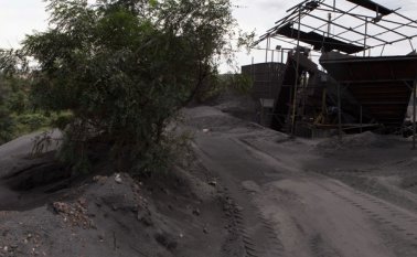 En algunos tramos de la quebrada el coque es almacenado muy cerca de la ronda hídrica, lo que podría estar contaminando la corriente cuando llueve. Juan Pablo Cohen