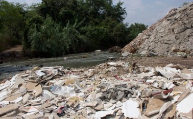Montañas de escombros son arrojadas a diario a orillas del río Táchira y Pamplonita. Luis Alfredo Estévez