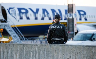 Un oficial de policía frente al avión de Ryanair, en el aeropuerto de Moss Rygge, que fue evacuado antes de salir con destino a Manchester. AP