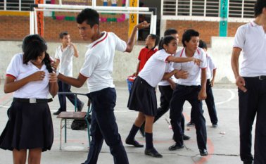 Jóvenes aprenden a hacer teatro. La Opinión