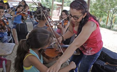 El violín es el preferido por los niños que, después de la teoría musical, pasan por los tres instrumentos hasta escoger con el que más se identifican. Mario Caicedo