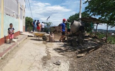 La Alcaldía de Cúcuta entregó arena, cemento y triturado en cumplimiento del programa Comunidad-Gobierno. Cortesía