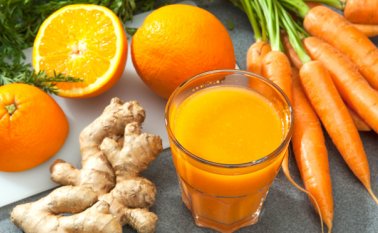 El batido de naranja, zanahoria, jengibre y pimienta cayenne, no sólo está cargado en vitamina C, sino que tiene betacaroteno que nos ayuda a la salud de los ojos y el pelo. Internet | Referencial