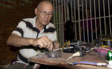 Uscátegui asegura que es feliz enseñándoles a sus estudiantes de las barriadas porque de alguna manera los aleja de los malos vicios y los ayuda a construir su proyecto de vida. Alfredo Estévez