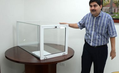 La urna con las hojas de vida presentadas por los candidatos a personero fue abierta ayer para verificar que los inscritos cumplieran con los requisitos. Rodrigo Sandoval