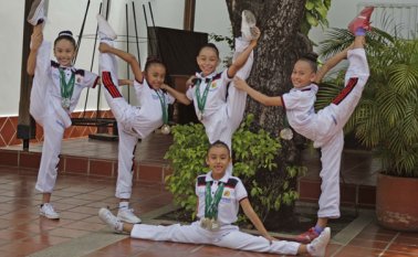 De izquierda a derecha, de pie, Adriana Lucía Mantilla Camargo, Soraya Murgas Jaimes, Yenifer Ibarra Orozco, Danna Zabala Arévalo, y abajo, Saray Mantilla Rivero, tuvieron una excelente presentación en el Torneo Interdepartamental de gimanasia rítmica que se llevó a cabo del 11 al 15 de mayo, en Medellín. Al certamen asistio además la Liga del Tolima. Las nortesantandereanas cosecharon un buen número de preseas.
Mario Caicedo
