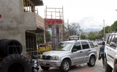 En esta esquina de la diagonal Santander con avenida Tercera, se adelanta una construcción que, según los vecinos del sector, viola la norma del espacio público. Alfredo Estévez