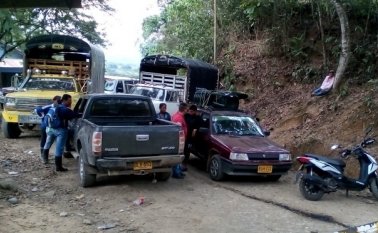 Así se registró el cierre de la carretera en El Tarra, en donde fueron atravesados varios vehículos por parte de ciudadanos que reclaman que sean devueltos sanos y salvos los dos jóvenes desaparecidos. Especial