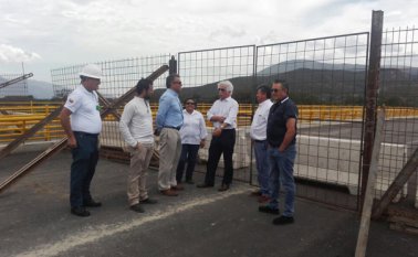 Funcionarios de la Cancillería visitaron el puente Tienditas, donde cerraron algunos pasos irregulares y verificaron la presencia de las cámaras de seguridad. Cortesía