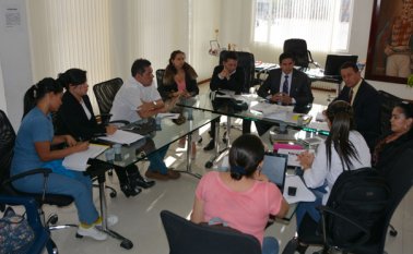 La secretaria de Educación, María Fabiola Cáceres, se reunió con las autoridades de Pamplona para tratar el tema del PAE. Roberto Ospino