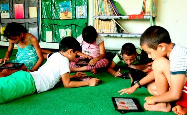 Los niños pueden aprender a través de algunas aplicaciones si se saben escoger. Colprensa