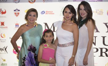 Yolanda Rey de Colmenares, presidenta del Comité Departamental de Belleza; María Mónica García, Mónica Trillos y Yruani Tarache. Edinsson Figueroa y Juan Pablo Bayona