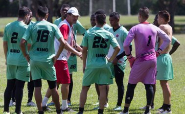 El técnico Miguel Augusto Prince tuvo una semana para ajustar las falencias del equipo. Juan Pablo Cohen
