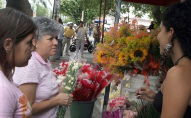 La mitad de las madres celebrará su día en la casa y la otra mitad en casa de un amigo o en un restaurante, según revela el estudio económico de Fenalco. Archivo