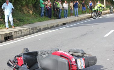 La moto con la que fue arrollado el anciano quedó en la mitad de la avenida Demetrio Mendoza. Cortesía