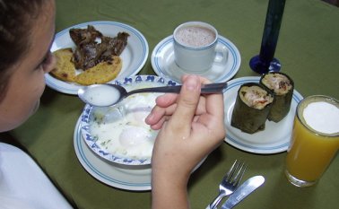 Un desayuno colombiano está conformado en un 37 % por bebidas y en 61 % por sólidos. Colprensa