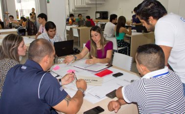 En la sede de Proempresas, más de 80 jóvenes emprendedores sacaron a relucir su talento para la creación de empresas en internet. Alfredo Estévez