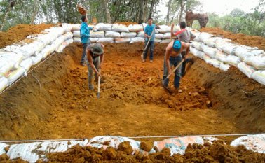 Los habitantes de la zona rural apoyan la construcción de los reservorios de agua en el corregimiento Quebrada de la Esperanza, donde se dio inicio al proyecto. Javier Sarabia
