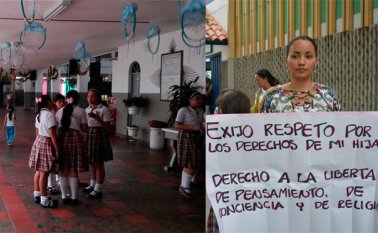 La madre protestó frente a la escuela de su hija pidiendo respeto por sus creencias. Edinsson Figueroa