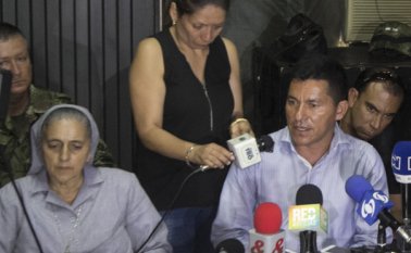 La monja Amanda Bedoya y el alcalde de El Tarra, José de Dios Toro, y altos mandos del Ejército y la Policía, tras evaluar la situación por la desaparición de los periodistas. Cristian Herrera