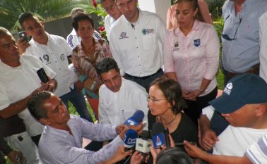 Salud hernández atiende a los medios a su llegada a la catedral de Ocaña. Javier Sarabia