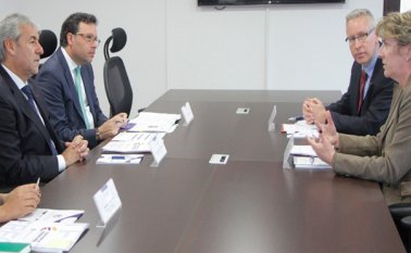 El ministro de Justicia, Jorge Londoño (izquierda), se reunió con la Embajadora de Canadá en Colombia, Carmen Sylvain y con el Consejero Político de la Embajada de Canadá, Douglas Challborn. Ministerio de Justicia