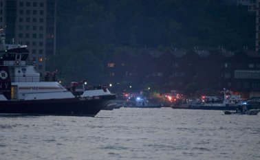 Botes de búsqueda y rescate buscan un avión que se desplomó en el río Hudson, el viernes 27 de mayo de 2016. AP