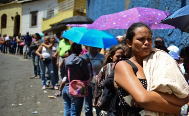 El bolívar, la moneda venezolana, se devalúa aceleradamente ante un dólar cada vez más escaso en una economía arrasada por la recesión e inflación y que ya carece de 80% de los alimentos básicos. AFP