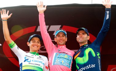 Vincenzo Nibali (centro) superó al colombiano Chaves (izquierda) y al español Alejandro Valverde. AFP