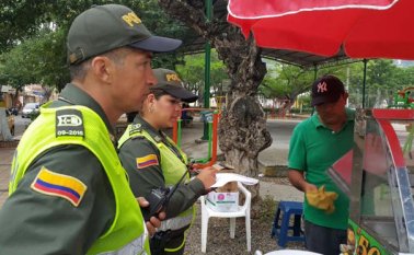 Uniformados de la policía inspeccionan ventas callejeras en las afueras de los colegios, para verificar que no esté camuflado en ellas el comercio de sustancias sicoactivas. Orlando Carvajal