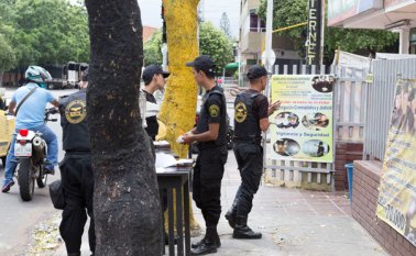 A los jóvenes que estudian estas carreras se les ve comprando uniformes tipo militar, pero su práctica como investigadores judiciales requiere de indumentaria totalmente distinta.    Juan Pablo Cohen
