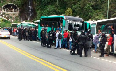Varios grupos de personas que se unieron a la protesta intentaron cortar el tráfico en diferentes carreteras del país, lo que generó que hubiera enfrentamientos con la Policía. Central Unitaria de Trabajadores de Colombia