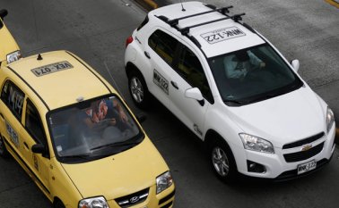 Los vehículos utilizados para prestar este servicio de lujo serán de color negro y deberán tener una franja de cuadros gris y negro que permitirá identificarlos, según el reglamento. Colprensa