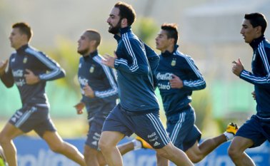 Mientras los dirigentes se pelean por el poder de la AFA, la selección Argentina continúa entrenándose para enfrentar a Chile en el primer juego de la Copa América Centenario. AFP
