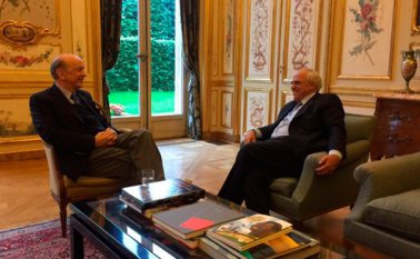 El secretario de Unasur esta en París para participar en la Semana de América Latina y el Caribe. En la foto sale durante un conversación con el ministro de Relaciones Exteriores de Brasil, José Serra. Tomada de Twitter