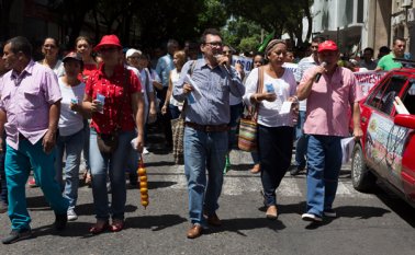El coordinador de la Red Departamental de Defensores de Derechos Humanos de Norte de Santander, Enrique Rafael Pertuz Ariza (centro), acompañó al magisterio regional en su protesta por las calles de Cúcuta. Juan Pablo Cohen