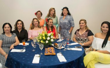 Teresa de Gonzáñez, Yolanda Rey de Colmenares, Libia de Sandoval. Sentadas: Judith de Gómez, Fabiola Hernández, Nancy de Parra, Lucy de Lamk, Fanny de Arciniegas y Laura de Díaz. Juan Pablo Bayona